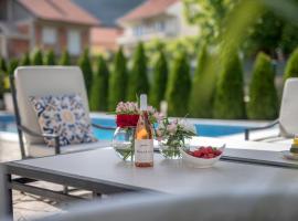 Azzurro Apartments with Swimming pool & Jacuzzi，位于特雷比涅的酒店