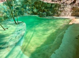 Habitaciones en casa De los árboles en la playa con alberca，位于Arroyo Cruz的酒店