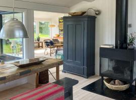 Summer House With Pool Near Dronningmølle Beach，位于德隆宁莫勒的酒店