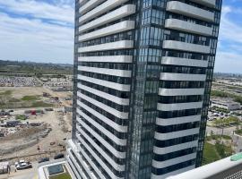 Chic Retreat Pet & Smoke-Friendly, Balcony Views, Prime Location，位于沃恩的酒店