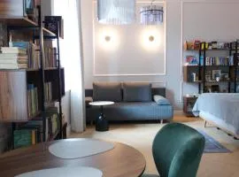 Charming Booklovers' Apartment in Old Town