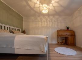 Klein&Fein-Stadtnahes Apartment，位于策勒的酒店