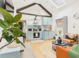 Heart of Falmouth - Comfortable & Stylish Studio Apartment | Town Centre | Parking | WiFi |