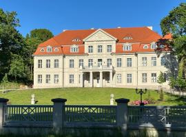 Schlosshotel Neustrelitz，位于施特雷利茨的酒店