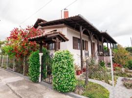 Red Roses-Traditional House，位于卡泰里尼的酒店