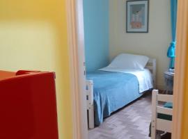Artistic Apartment in the center of Patras，位于帕特雷的酒店