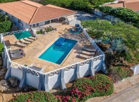 Beautiful & Spacious Villa with view in Jan Thiel，位于简蒂埃尔的酒店