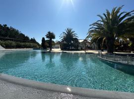 Mobilhome Ile d'Oléron - 6 places - Camping 5 étoiles，位于奥雷龙圣乔治的自助式住宿