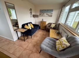 226, Two bed newly refurbished detached chalet on Sund0wner Holiday Park - Sleeps 4, pet friendly - bed linen, towels plus electricity all included，位于赫姆斯比的酒店