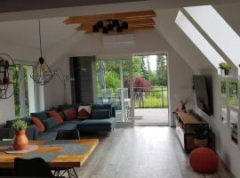 Charming family house with garden near Prague，位于Želivec的酒店