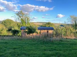 Owls Nest - Shepherds Hut Alfriston，位于奥尔弗里斯顿的酒店