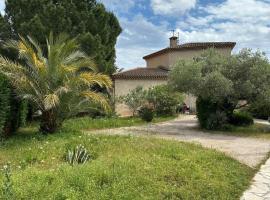 Villa parfaite pour des vacances，位于耶尔的酒店