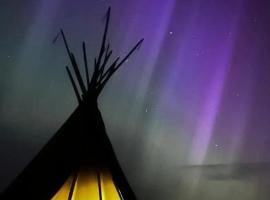 Best Tipi in Morayshire with Whisky Barrel Hot Tub，位于Coltfield的豪华帐篷