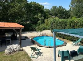 Le gîte les chênes piscine privée et jacuzzi，位于Servas的酒店