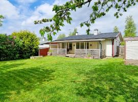 3BR Home Near Lake Vänern - Covered Deck & BBQ，位于Otterbäcken的酒店