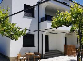 Apartment & Room Aleksandra，位于拉布的带停车场的酒店