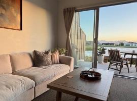 Charming Lakeview Golf Villa，位于Matarangi的度假屋