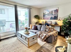 Stylish Downtown Condo nr Rogers Place l Full Kitchen, Balcony, Pool & Gym，位于埃德蒙顿的酒店