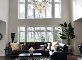 4200sqf Luxury Muskoka Estate in Lake of Bay, Huntsville，位于Dwight的酒店
