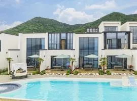 Yeosu Cave Pool Villa