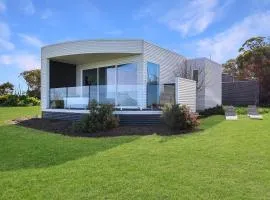 The Nest Luxury Stay Couples Accommodation w Private bath tub on the deck, sky views, disability suitable