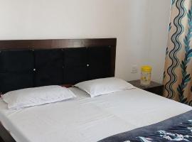 Rudraksh home stay and restaurant，位于Phata的酒店