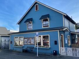 Alice Cottage - South St Townhouse Treasure in the Heart of Nelson，位于纳尔逊的酒店