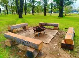 Blaxlands Homestead with Hot Tub walk to Concerts, Weddings and Wineries