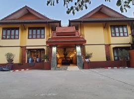 Yellow Tique Hotel，位于南邦的酒店