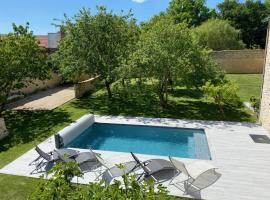 Gîte de charme avec piscine privée，位于Paray-Douaville的酒店