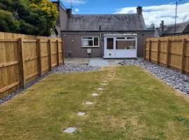 Central 2-bedroom bunglow with double sofa bed