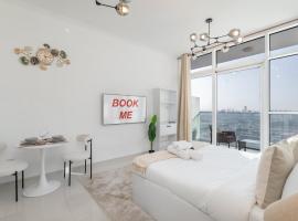 Beautifully Furnished Studio with Skyline Views，位于Dubai Marina的酒店
