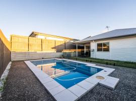 Little Hampton Retreat - Spacious 4 Bedroom 2 Bathroom House w Pool in Ripley，位于Ripley的酒店