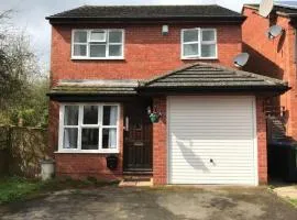 Contractor and family friendly spacious 3-Bed House with private parking, WiFi, garden area
