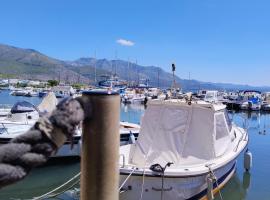 Al VICO TREDICI，位于加埃塔的酒店