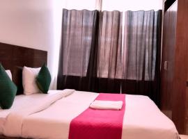Hotel Grand Caves Plaza Near IGI Airport Delhi，位于新德里德里英迪拉•甘地国际机场 - DEL附近的酒店