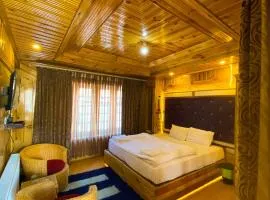 Nezer Hostel & Roof Top Cafe