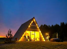 A-Spot - A-formos nameliai ir poilsio sodyba，位于Roglaičiai I的带热水浴缸的酒店