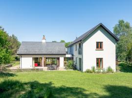 Large Kenmare home sleeping 10. Free use of pool，位于肯梅尔的酒店