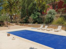 Dos casas rurales con piscina，位于卡拉瓦卡·德·拉·克鲁斯的酒店