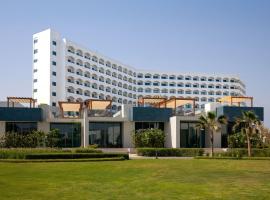 Ajman Hotel & Villas by Blazon Hotels，位于阿吉曼的带泳池的酒店