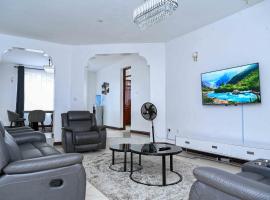 Sofitel Executive 4 bedrooms all ensuite own compound，位于基苏木的带停车场的酒店