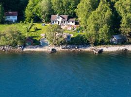 Beautiful Beach line Cabin with sauna near Pulpit Rock，位于Forsand的酒店