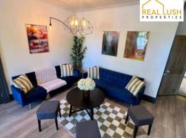 Large 4 Bed Home With Free Parking，位于特伦特河畔伯顿的酒店