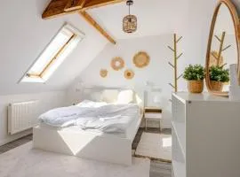 Moon House - Guest room with AC and freenstreet parking