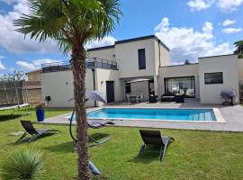 location villa moderne piscine，位于马孔的酒店