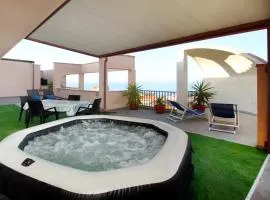Attico vista mare con terrazza e spa riscaldata