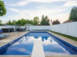Upscale Heated Pool Retreat Near Lake CDA with Hot Tub