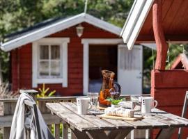 Trio of cottages near water，位于Maren的酒店