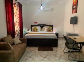 Excellent Roses Hotel，位于Abesem的酒店